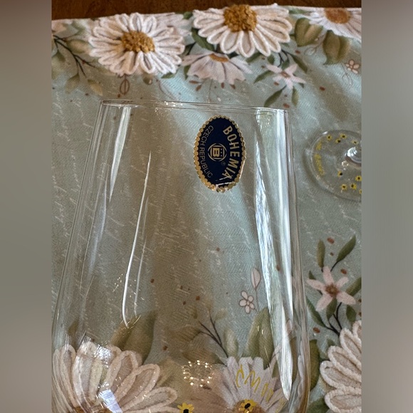 Hand painted Wine Glasses NWT “Love Blooms “ set of two with yellow daisys - Picture 12 of 14